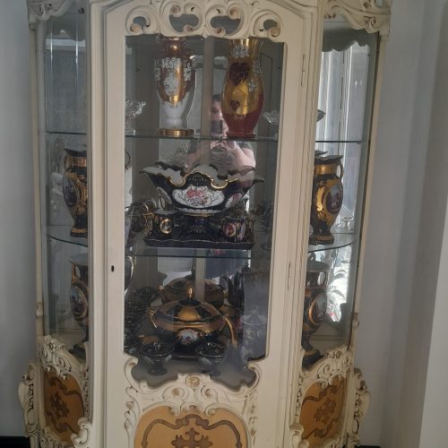 سرویس کامل مبلمان ،میز صبحانه خوری و ویترین مناسب جهیزیه همراه کاور