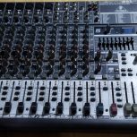 یک عدد میکسر بهرینگر 1832 شش کاناله و یک عدد باند اکتیو 12 اینچ فلش خور بسیار سالم و تمیز