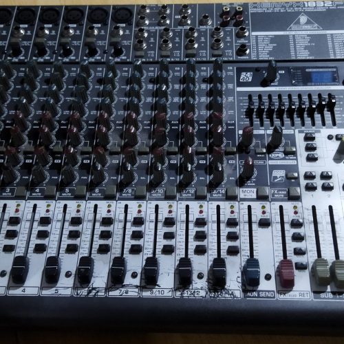 یک عدد میکسر بهرینگر 1832 شش کاناله و یک عدد باند اکتیو 12 اینچ فلش خور بسیار سالم و تمیز