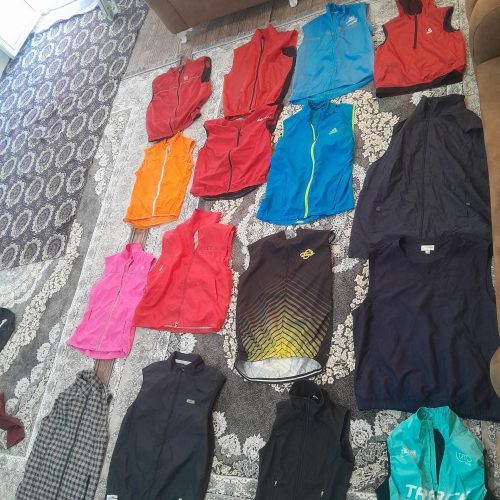 یک گونی لباس ورزشی و کاپشن زنانه مردانه