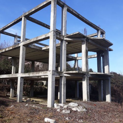 یک ویلای نیمه ساخت