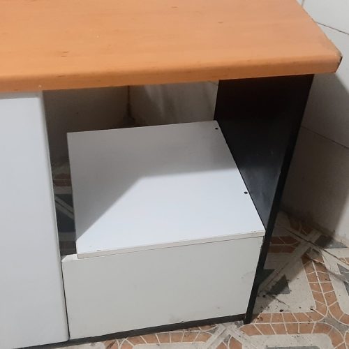 سلام یک عدد میز کامپیوتر