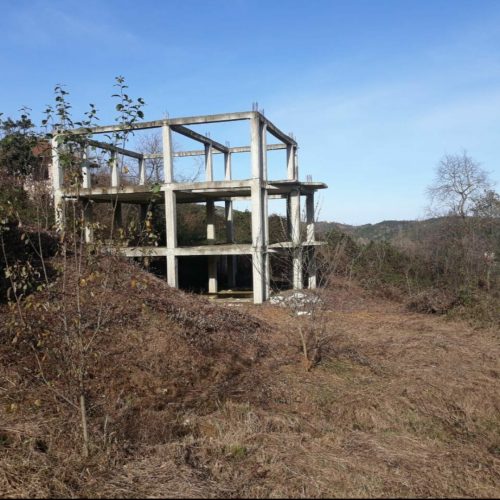 یک ویلای نیمه ساخت