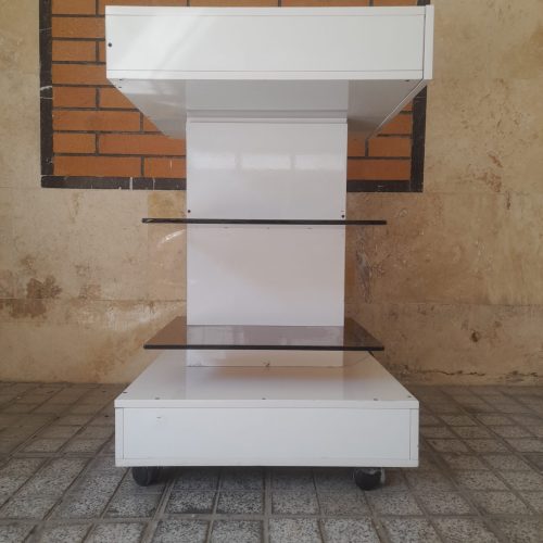ترالی 3 طبقه شیشه ای چرخدار با پریز برق در حد نو