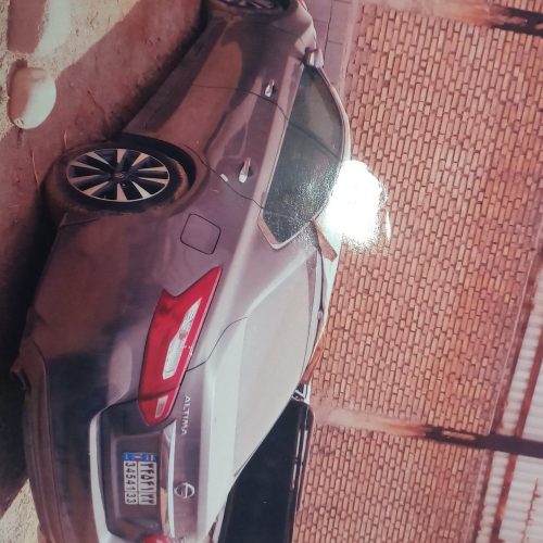 یک کف دست رنگ بدنه دارد