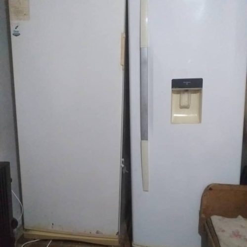 دو عدد یخچال یکی فریزر و دیگری معمولی