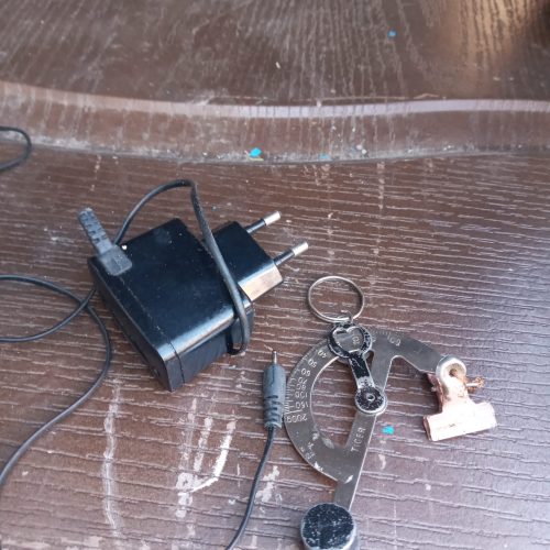 فروش یک عدد ترازو نقاله ای قدیمی و یک شارژ نوکیا سوزنی اصل