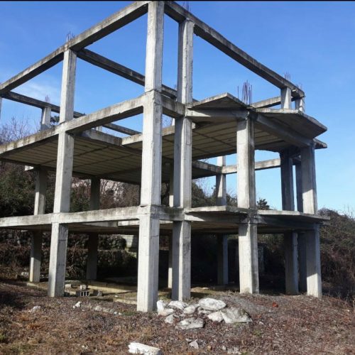 یک ویلای نیمه ساخت