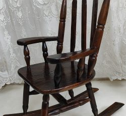 صندلی مادربزرگ برای بچه ها