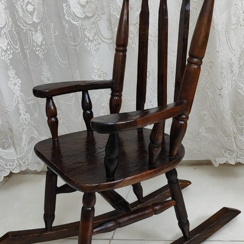 صندلی مادربزرگ برای بچه ها