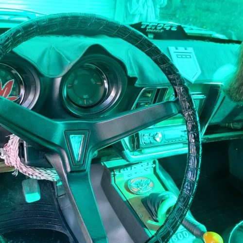 ماشین فوق مدل57 جلو عقب پلمپ تمام رنگ زیبایی رنگ شده تمام مصرفی ها عوض شده موتور به شرط