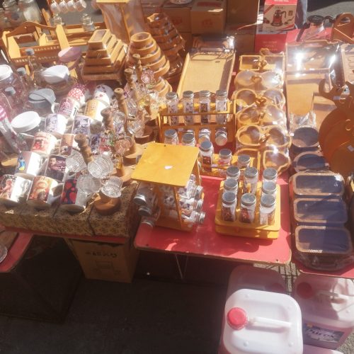 همکار و کمک فروشنده نوجوان