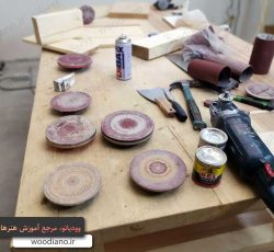 استادکار نیمه ماهر رنگ کاری چوب، همچنین یک کارگر ساده دربازارجمعه، لیشاوندان