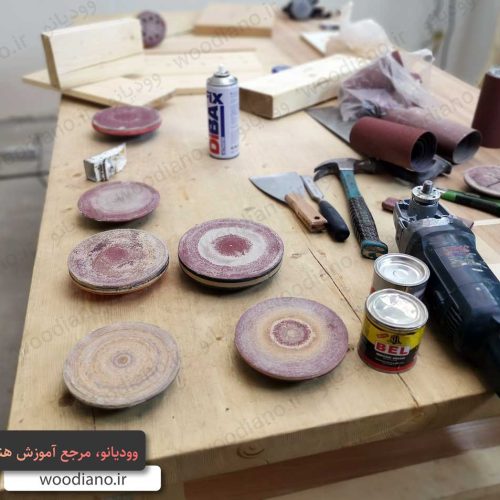 استادکار نیمه ماهر رنگ کاری چوب، همچنین یک کارگر ساده دربازارجمعه، لیشاوندان