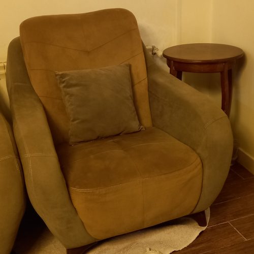 مبل8 نفره به همراه جلو میزی و میز ناهار خوری 4 نفره