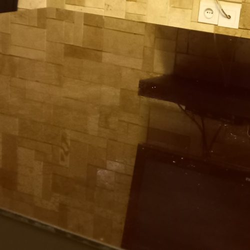 مبل8 نفره به همراه جلو میزی و میز ناهار خوری 4 نفره