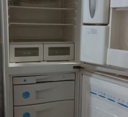 یخچال فریزر روشن