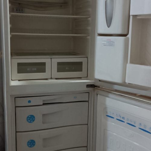 یخچال فریزر روشن