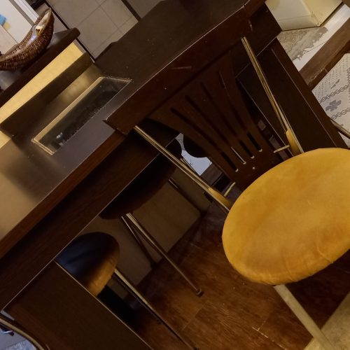 مبل8 نفره به همراه جلو میزی و میز ناهار خوری 4 نفره