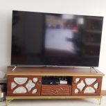 مبلمان 7 نفره سلطنتی باعسلی و تلوزیون 59 اینچ همراه با میز تی وی و جاکفشی