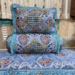 بالشت و کناره گل دار